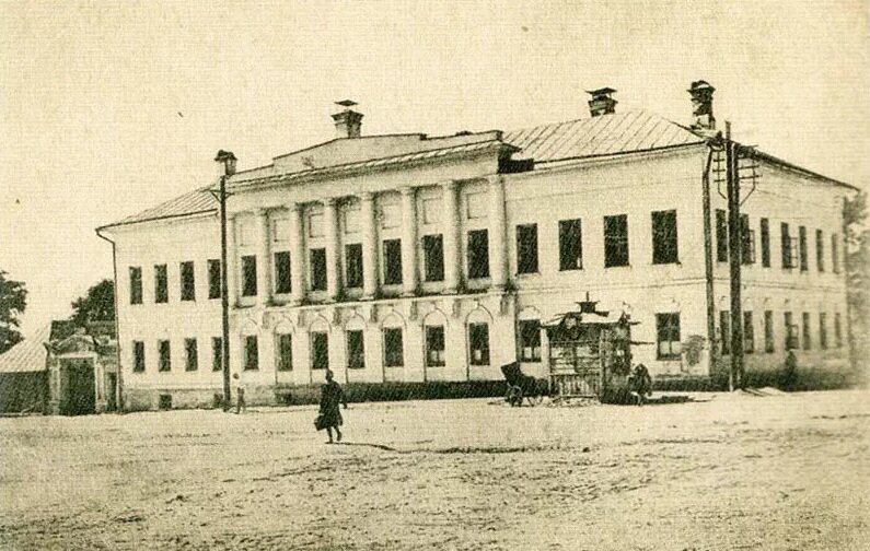 Дом, который купец Золотарев отдал под больницу. Больничный корпус там по сей день.