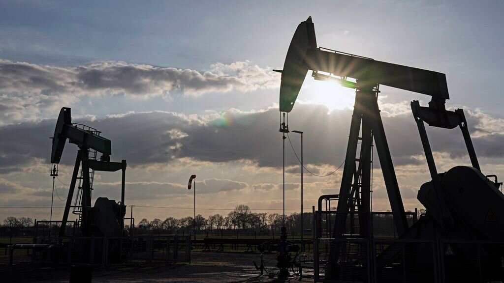 AFP
Раньше Европа покупала половину дизтоплива в России. Теперь — в США, Азии и на Ближнем Востоке
В воскресенье, почти год спустя после вторжения России в Украину, Запад ввел практически полное эмбарго на российский нефтяной экспорт — главный источник доходов Кремля. Запрет не обошелся без исключений, главное из которых — потолок цен. К тому же у России был целый год подготовиться и наладить продажу нефти и нефтепродуктов в обход санкций.

Эмбарго не касается поставок России в третьи страны, и поскольку из него сделаны серьезные исключения, оно не приведет к резкому падению российского экспорта и скачку цен на нефть, однако ограничит цену российского сырья и поступления в бюджет, из которого Владимир Путин финансирует вторжение в соседнюю страну, надеется Запад.

«Я не предвижу серьезных потрясений», — сказал перед вступлением эмбарго в силу Фатих Бироль, глава Международного энергетического агентства (IEA), на прогнозы которого опираются крупнейшие промышленно развитые страны Запада.

По оценкам IEA, из-за эмбарго Кремль недосчитается около 1 трлн долларов экспортных доходов к 2030 году, а доля России на мировом энергетическом рынке сократится до 13% с 20%. Потерянные для Кремля рынки займут США и страны Ближнего Востока.