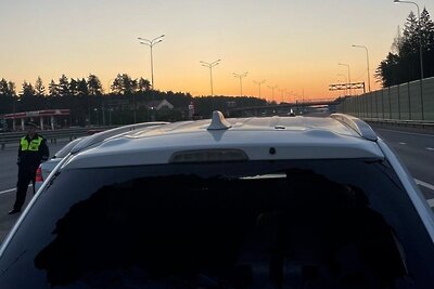    Обломок сбитого в Подмосковье украинского БПЛА повредил машину ©Telegram-канал "Mash"