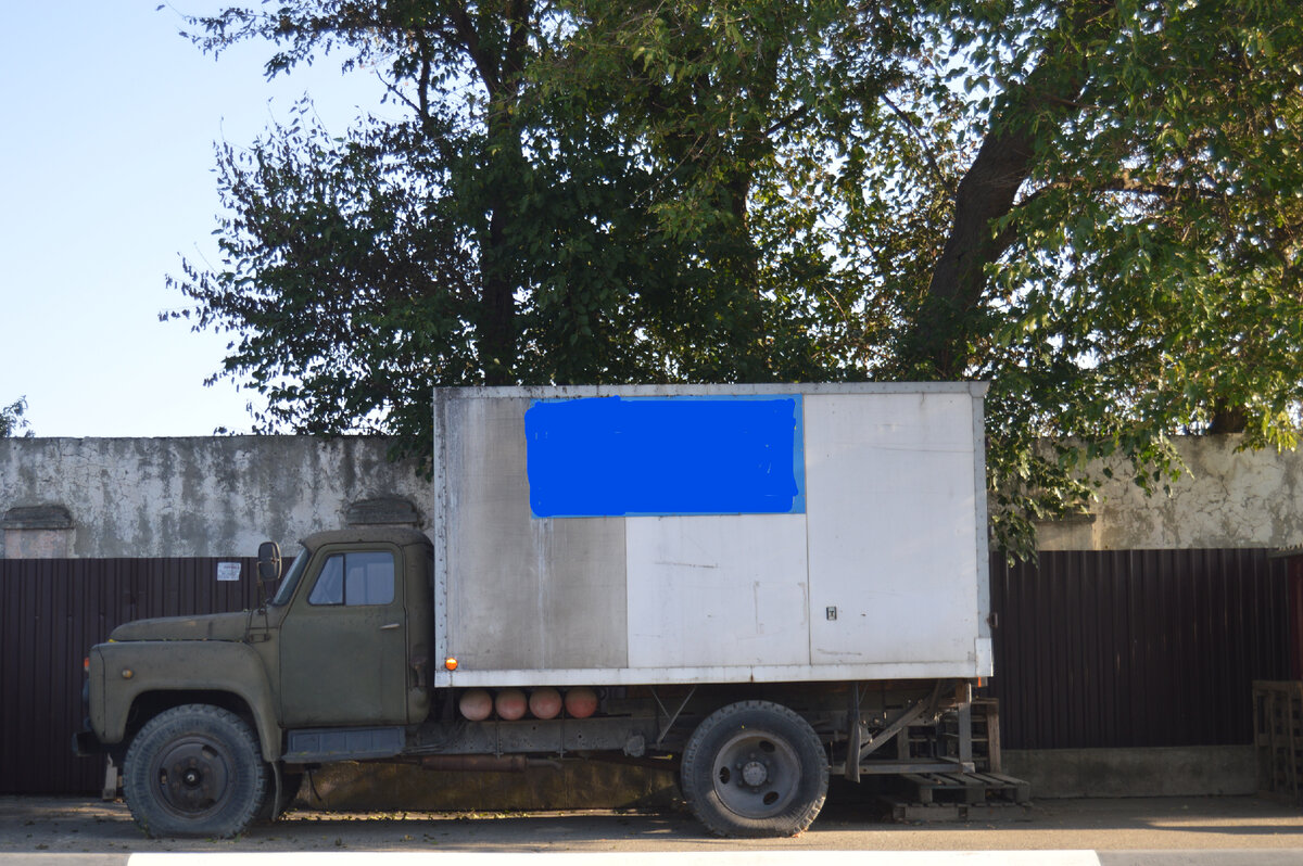 Фото автора. Лето 2023. Такие машины по зимнику не ходят. Бензин только для паяльных ламп.