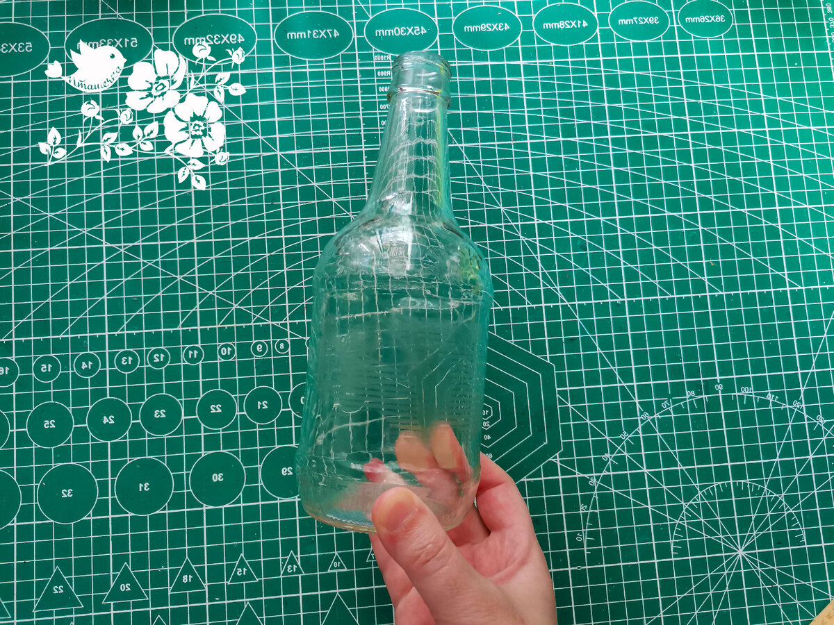 Можно взять и любую другую ёмкость, например, бутылочку от шампуня или жидкого мыла. Если хотите, чтобы она была потяжелее, то можно наполнить бутылку песком или камешками.