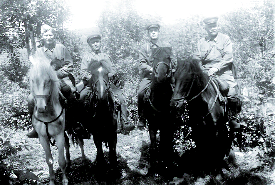 Офицеры-конники дивизии, лето 1942 г.