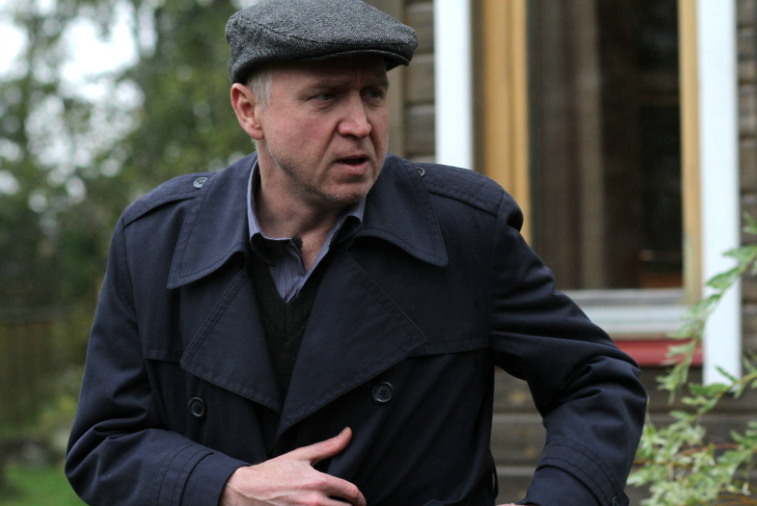 Сергей, отец Леры (Олег Алмазов), кадр из сериала "Отель *Феникс*" (2021)