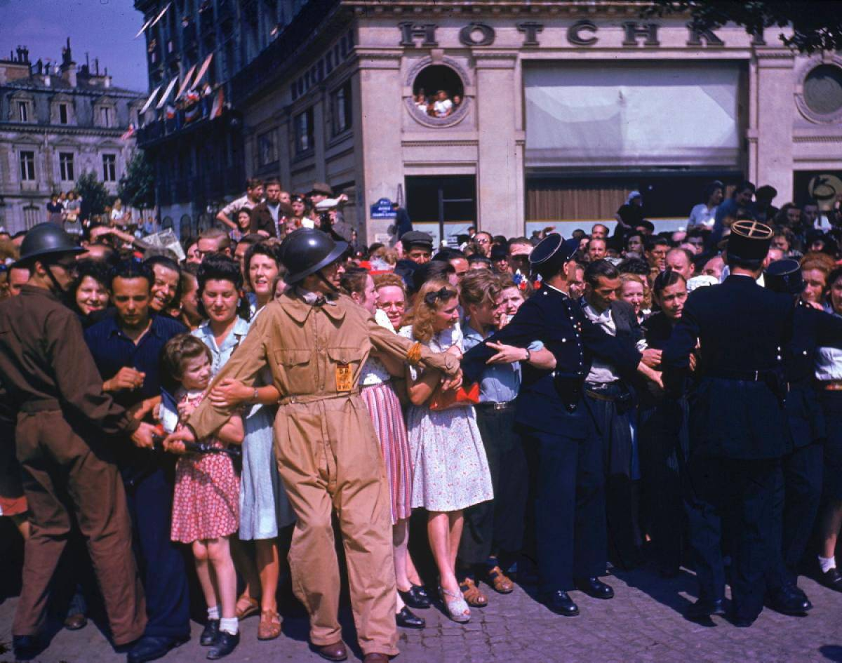 Годы оккупации франции. Парад в Париже 1944. Парад де Голля в Париже август 1944 года. Освобожденный Париж 1944. Парад на Елисейских полях 1940.