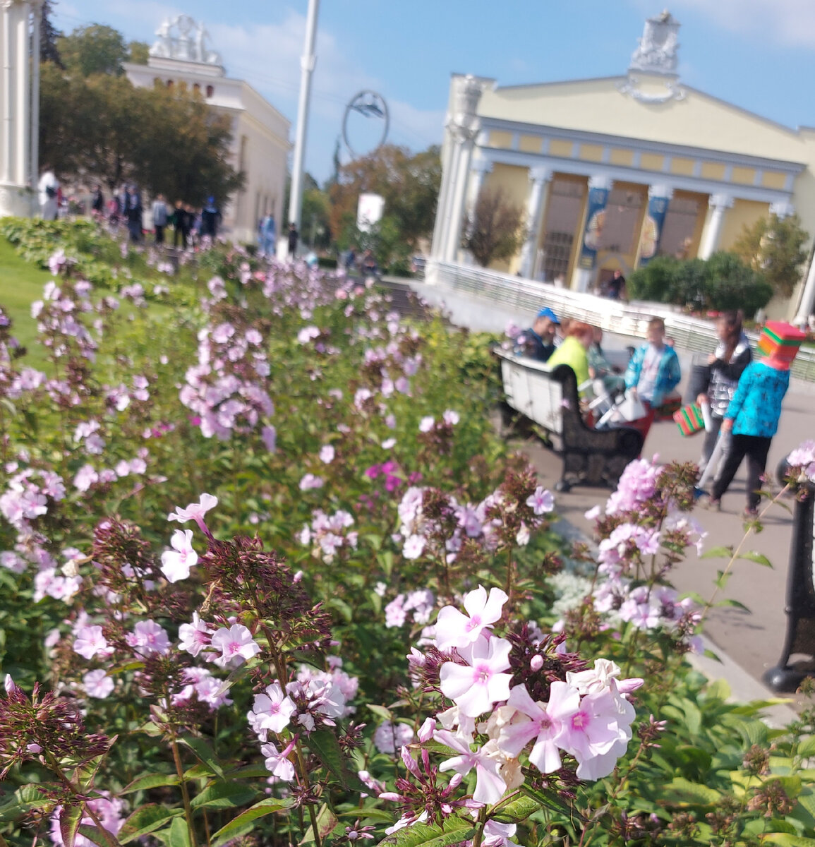 тихая мама, работает продавщицей в цветочном магазине, 