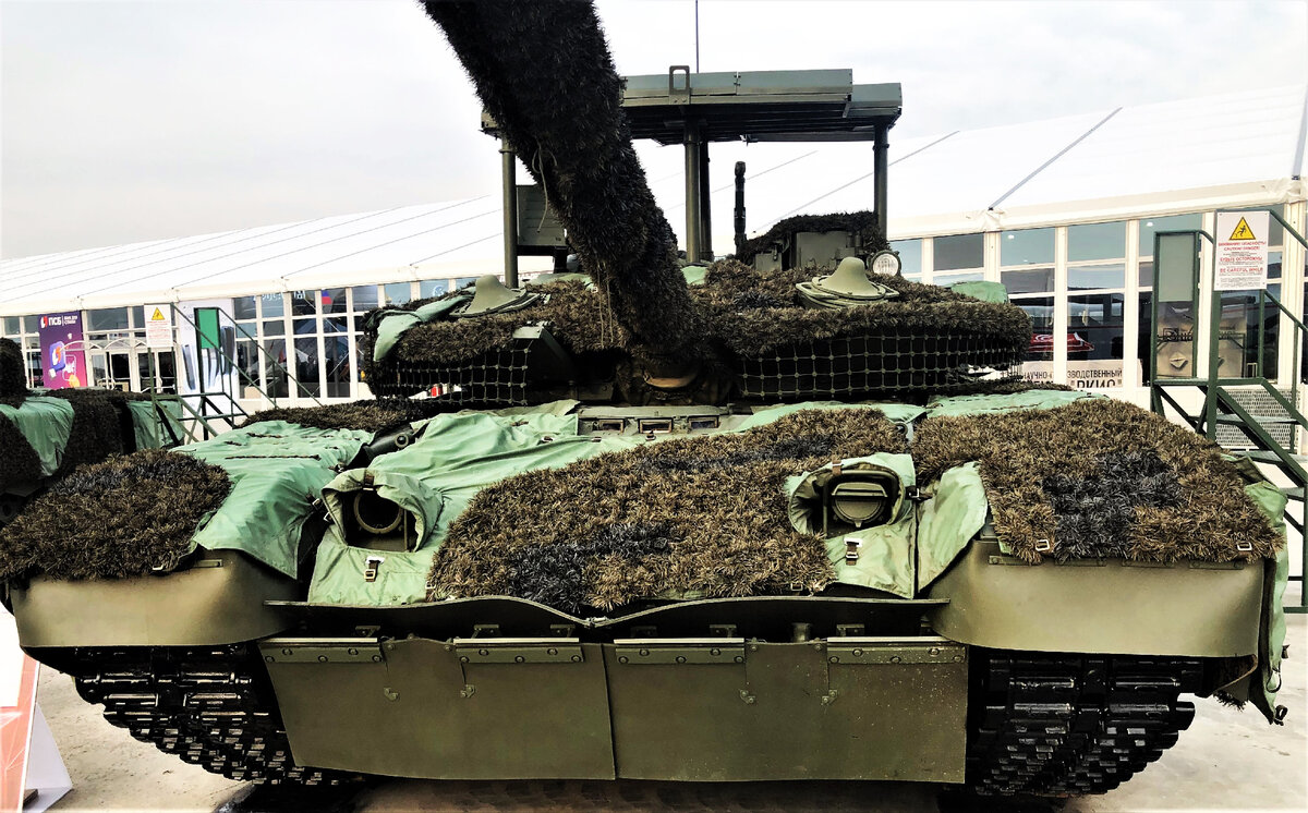 Т-80БВМ с комплектом средств снижения заметности, дополнительной защиты и постановки помех системам управления и наведения FPV-дронов, доработанный по опыту боевого применения в СВО. 