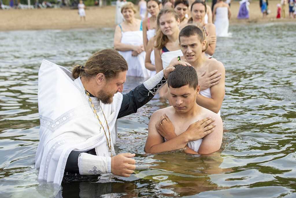 Тысячи десантников крещение