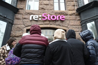    Покупатели в очереди в магазине re:Store на Тверской улице в Москве ©Пелагия Тихонова РИАМО