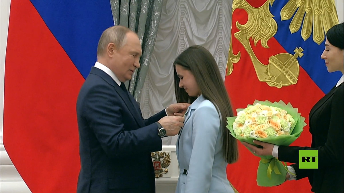 Награждение спицына. Камила Валиева награждение в Кремле.