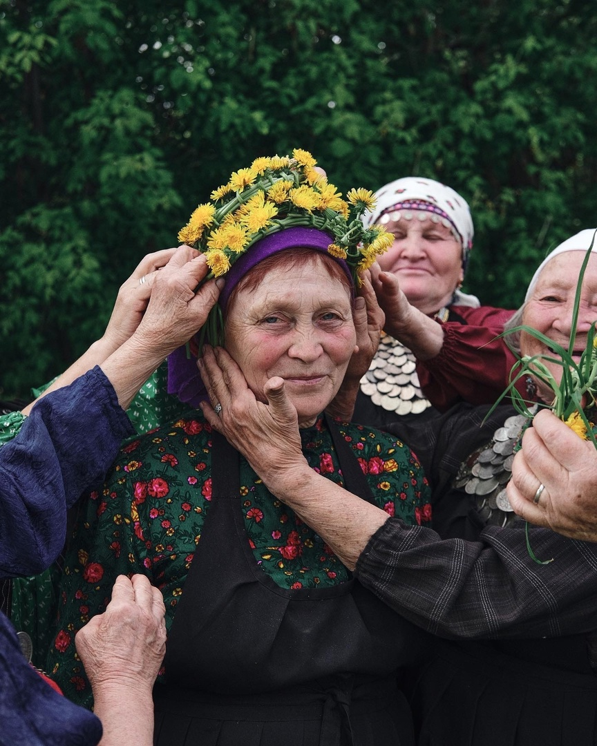 День бабушек в удмуртии. Старуха в селе. Бабушка Удмуртия. Бабушка в деревне. День бабушки в Удмуртии.