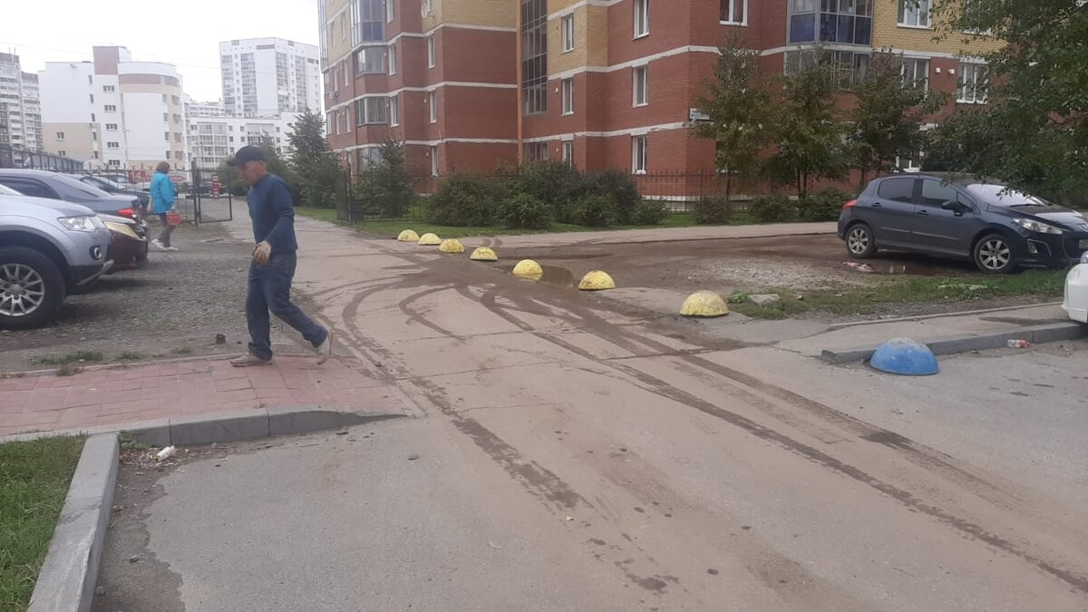 Решено! №1 Тротуар со стороны улицы Михеева. Краснолесья, д 14/5,  Екатеринбург | Денис Каракоз | Дзен