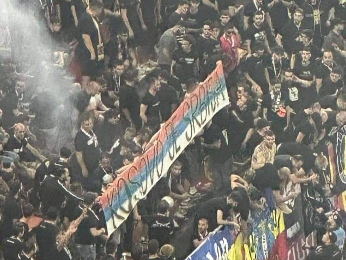    Баннер с надписью "Косово - Сербия" на матче Румыния - Косово© пресс-служба Федерации футбола Косова