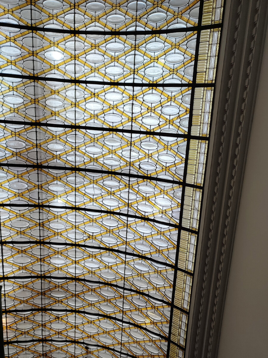 И сразу видим потолок!