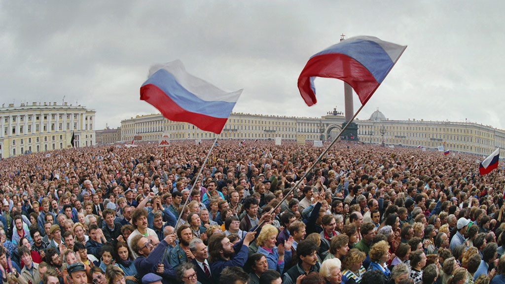 Флаг России август 1991. Флаг России 1991 Ельцин. Путч 1991 флаг России. Путч 1991 Ельцин с флагом РФ.