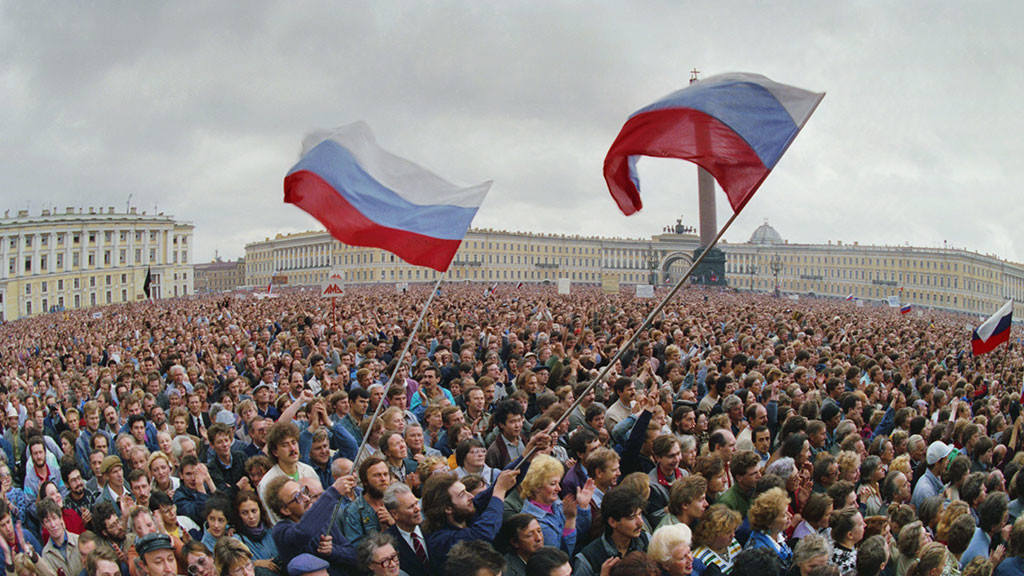 Российский демократический. Августовский путч 1991. Путч 1991 Ленинград. Митинг 20 августа 1991 Дворцовая площадь. Августовский путч 1991 флаг России.