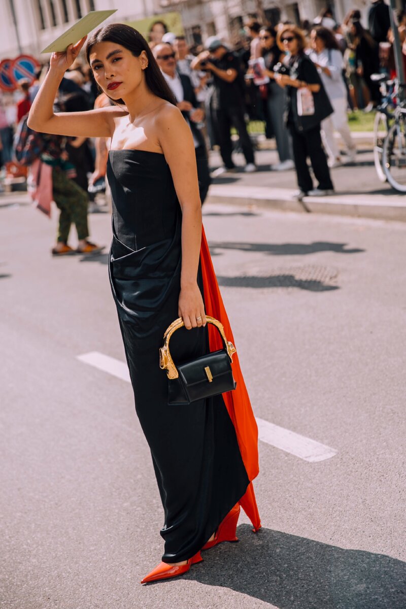 Неделя моды в Милане: 10 стильных streetstyle образов гостей undefined[Мода moda]</strong>«></p><p>Каждый год Милан становится меккой моды, где дизайнеры, модели и фешн-энтузиасты со всего мира собираются, чтобы продемонстрировать свой неповторимый стиль и вдохновить других.</p><p>На неделе моды в Милане можно увидеть самые яркие и запоминающиеся streetstyle образы гостей, которые не только следуют последним модным трендам, но и добавляют к ним свою индивидуальность. В этой статье мы собрали 10 стильных образов, которые привлекли внимание наших фотографов.</p><p>Первый образ, который мы хотим выделить, — это комбинированное платье-рубашка с контрастным поясом и яркими аксессуарами. Этот наряд подчеркивает смелость и самостоятельность его обладательницы.</p><p>Второй образ, который не оставит равнодушными любителей моды, — это классический пиджак с брюками насыщенного цвета, дополненный яркими аксессуарами. Эта комбинация подчеркивает тренд на гендерное равенство и мощность в женском образе.</p><p>Третий образ, который мы выбрали, — это платье без рукавов с яркими принтами и аксессуарами в виде платьев, созданными из того же материала. Этот образ выглядит ярко и необычно.</p><p>Четвертый образ, который заслуживает внимания, — это блейзер с шортами и ботфортами высокого каблука. Этот стиль подчеркивает сексуальность и силу его обладательницы.</p><p>Пятый образ, который мы включили в нашу подборку, — это кожаная куртка с принтом американского флага, дополненная джинсами и ботинками военного стиля. Этот образ подчеркивает безупречный вкус и непредсказуемость его обладательницы.</p><p>Шестой образ, который мы выбрали, — это элегантное черное платье с вырезом на спине, дополненное высокими каблуками и яркими аксессуарами. Этот образ выглядит очень женственно и изысканно.</p><p>Седьмой образ, который мы выделили, — это жакет из меха с джинсами и ботинками на платформе. Этот стиль подчеркивает комфорт и роскошь одновременно.</p><p>Восьмой образ, который заслуживает внимания, — это яркое сарафан с принтом бабочек и аксессуарами в виде цветов, дополненный кружевной блузой. Этот образ выглядит игриво и романтично.</p><p>Девятый образ, который мы выбрали, — это белое платье с прозрачной спинкой и серой юбкой, дополненное ботильонами и стильной сумкой. Этот образ подчеркивает нежность и элегантность его обладательницы.</p><p>Десятый образ, который мы включили в нашу подборку, — это темно-синий костюм с белым рубашка и обувью на шпильке. Этот стиль подчеркивает строгость и деловой подход его обладательницы.</p><p>На неделе моды в Милане можно увидеть множество ярких и необычных образов, которые продемонстрируют, что мода — это не только одежда, но и способ самовыражения. Неповторимый стиль каждого гостя создает целую картину, которая вдохновляет и завораживает.</p><h2>Стильные образы на неделе моды в Милане</h2><p>Каждая неделя моды в Милане привлекает внимание мировой модной индустрии и публики своим изысканным стилем и непревзойденной элегантностью. Гости мероприятия неустанно демонстрируют свои индивидуальные стилистические решения, успевая восхищать и вдохновлять окружающих.</p><p>На улицах Милана можно встретить людей разных возрастов и национальностей, но их общим свойством является безупречный вкус и хорошо продуманный образ. Женщины часто предпочитают смелые цветовые сочетания и элегантные аксессуары, подчеркивающие их индивидуальность и статус. Мужчины, в свою очередь, не отстают: они выбирают стильные костюмы и оригинальные детали, создавая собственный неповторимый образ.</p><p>Несмотря на разнообразие стилей и направлений, все гости недели моды в Милане объединены любовью к моде и стремлением быть красивыми и стильными. Каждый образ, созданный участниками мероприятия, говорит о их индивидуальности и чувстве стиля, что делает это событие особенным и впечатляющим для всех его участников.</p><h3>Винтажные акценты и монохромный стиль</h3><p>Одной из главных тенденций, продемонстрированных на неделе моды в Милане, были винтажные акценты и монохромный стиль. Многие гости мероприятия выбрали для своих образов классические элементы, сочетающие в себе нотки ретро стиля и современного подхода.</p><p>Некоторые модницы предпочли надеть наряды в черно-белой гамме, подчеркивающие их элегантность и строгость. Однотонные платья и комбинезоны стали идеальной основой для интересных деталей и аксессуаров.</p><p>Другие гости сделали акцент на винтажных элементах. Например, платье в стиле 60-х годов или брюки с высокой талией придают образу особый шарм и уникальность. Винтажные аксессуары, такие как шляпки, перчатки или сумки, дополняют образ и придают ему завершенность.</p><div style=