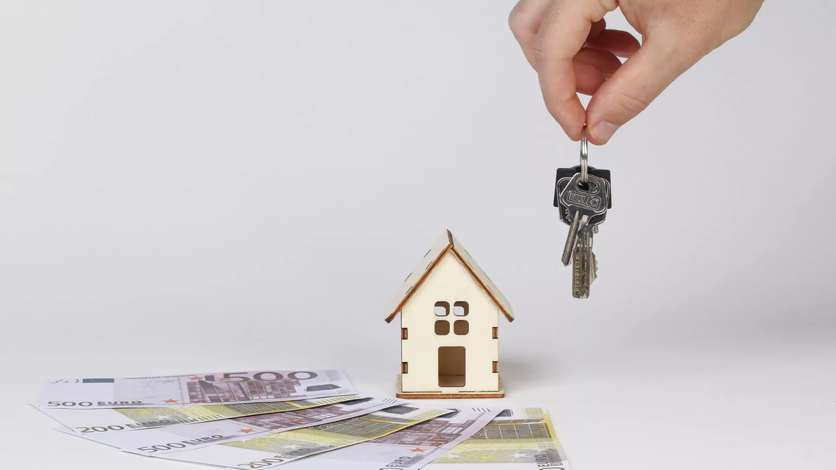 CC BY 2.0 / Marco Verch Professional Photographer / Hand holding keys and tiny wooden house with Euro banknotes