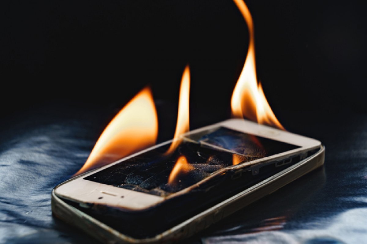 Батарея — огонь. Эксперт объяснил, как из-за гаджета может сгореть ...