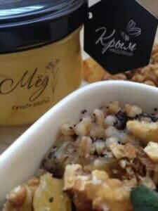 Следует предварительно оставить в холодной воде пшеницу, мак, курагу и изюм (отдельно) на пару часов. За это время ингредиенты «напитаются» водой, будут мягкими и приятными на вкус.