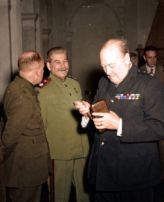 Сталин и Черчилль в Ливадийском дворце. Февраль 1945 г.