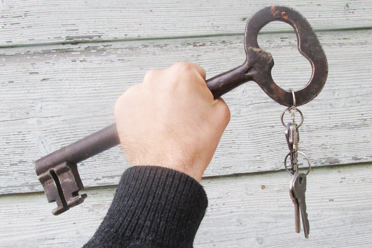 Совсем ключ. Старинные большие ключи. Ключ старинный большой. Амбарный ключ. Большой ключ от двери.