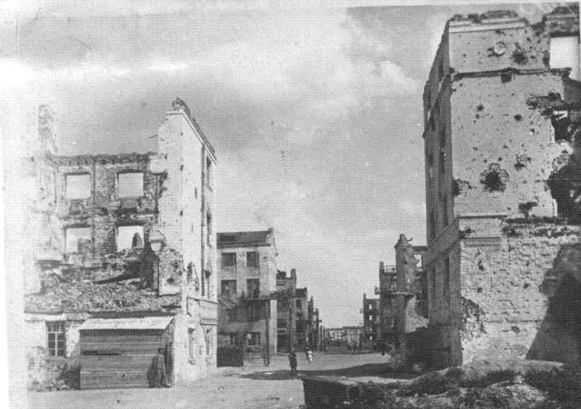 
1943 год. Расчищенный от завалов и мусора жилой квартал Тракторозаводского района Сталинграда. Работники завода по 12 часов ремонтировали танки, а после трудовой смены шли на уборку города, восстанавливали разрушенные здания (фото Ростех)