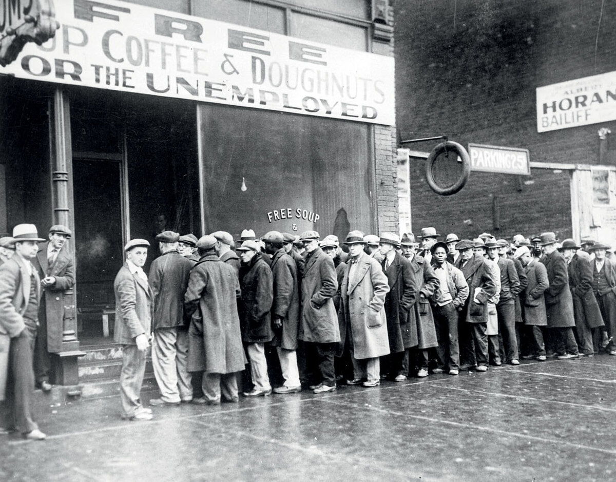 Очередь за бесплатным супом во время Великой депрессии. Такие же очереди из желающих уехать в СССР выстраивались к советскому посольству