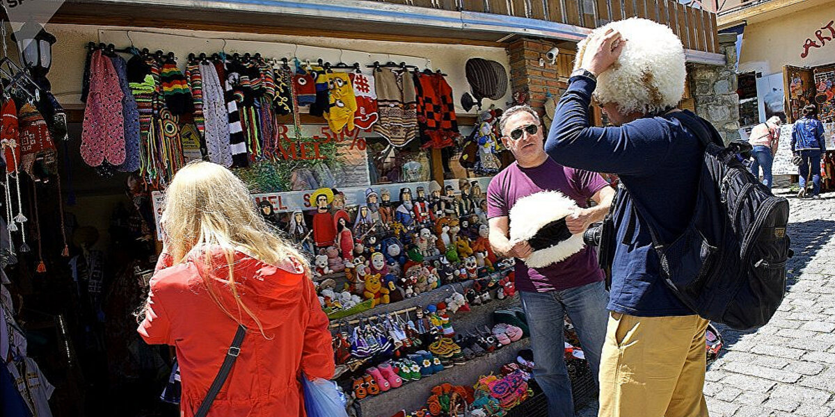 оставались тут и говорили всем что Грузия это самая безопасная страна самая красивая страна и очень-очень  вкусное вино тут вкусные блюда.  Многие Туристы не успевают до конца выйдет в Грузии многие успевают видеть его и многие тоже не в курсе что они идут в другом месте  в одно место они идут и в других местах не могут быть потому что у них время и билеты взяты на 2-3 дня и они не успевают все курсы увидеть я скажу вам что просто Возьмите билет на 2 недели хоть что посмотреть в Грузии открыть глаза на всё  посмотреть все красоты Грузии посмотреть все горы Грузии моря посмотреть в Батуми посмотреть идите ехать и смотрите веселитесь Будьте здоровы подпишитесь на канал и будете в курсе Грузии