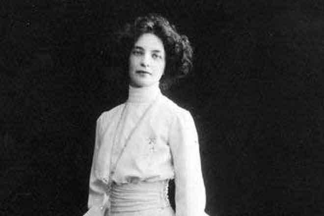 Зинаида Гиппиус в блузке с высоким жестким воротником. Здесь более отчетливо просматривается "голубиная грудь" - то есть оформление лифа, напоминающее выступающую грудку голубя. Это достигалось за счет S-образного корсета и лифа с обилием складок. В результате создавалось впечатление. что грудь идёт впереди собственной владелицы.Леон Бакст