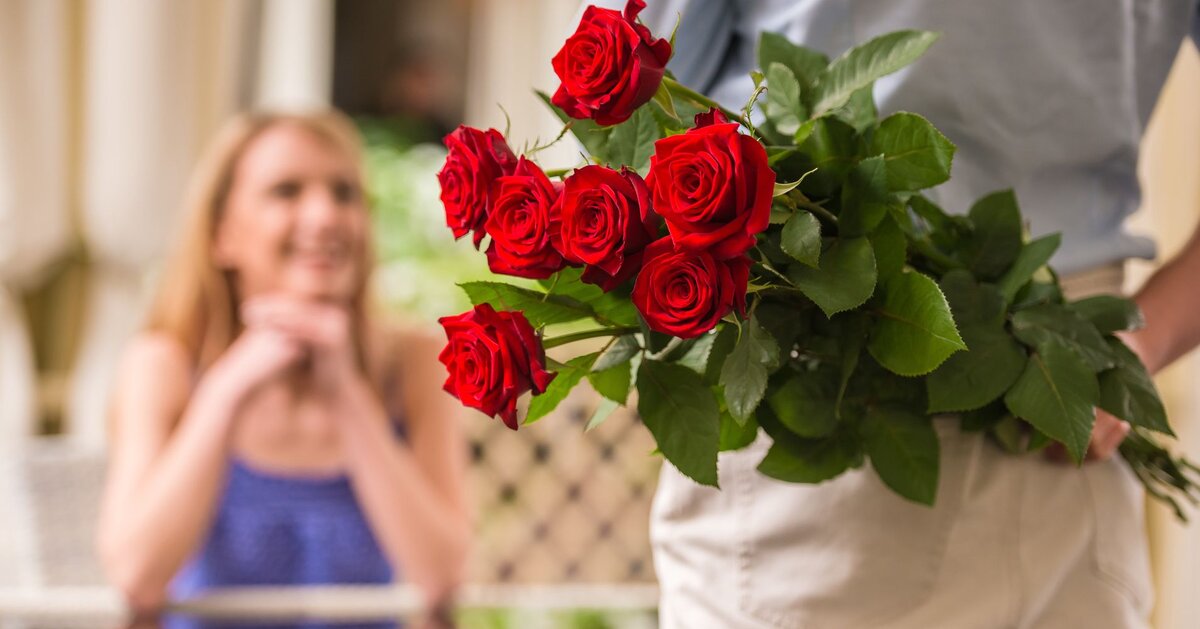 подарить розу девушки. букет цветов для девушки. мужчина дарит цветы женщине. цвета для мужчин. фотосессия с букетом цветов.