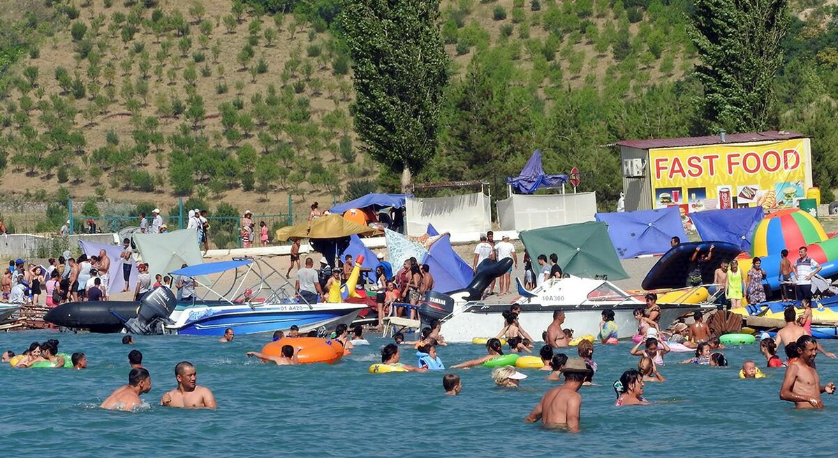 ОТДЫХАЮЩИЕ В ЧАРВАКЕ. ФОТО ЕВГЕНИЯ ЧУБКО, "ФЕРГАНА"