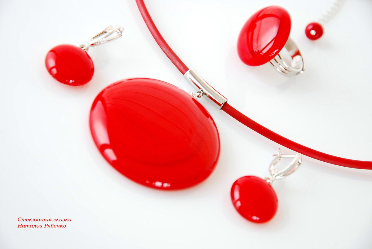 Комплект украшений "Чистый цвет". Использован естественный свет от окна. Фото автора