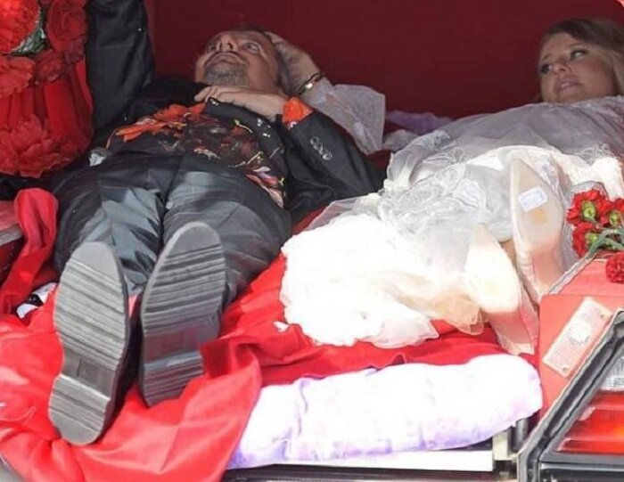 На подошве обуви невесты этикетка с ценной