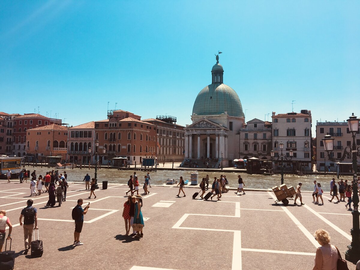 Если вы приехали поездом, то первая встреча с Венецией выглядит так 
