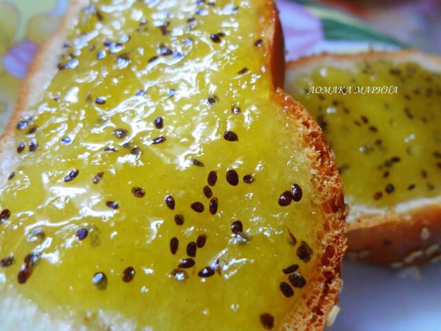 Как то пришлось мне приготовить джем из киви, настолько получился вкусным, что теперь каждый год я обязательно его готовлю.
Хоть несколько баночек но делаю.
Киви обязательно надо брать спелым,т.к. если будет зеленковатым-то джем будет не таким как надо по вкусу, по консистенции и по цвету.
Если вдруг вы купили киви зеленым, то это не страшно, просто подержите его в пакете два дня, в закрытом пакете.На кухне. Не надо его перекладывать в холодильник.
Джем получается с легкой кислинкой,нежным вкусом и приятной консистенцией.
А если пропитать бисквит или бисквитный рулет,или тортик бисквитный, получается карамельный вкус у бисквита.
Одним словом стоит попробовать.