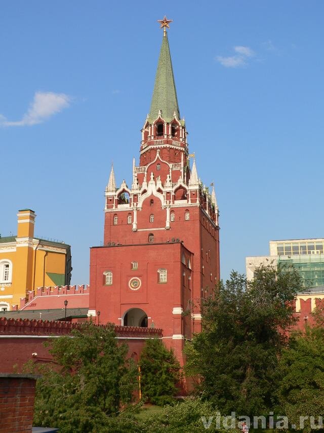 Какие башни в кремле москва. Троицкая башня Московского Кремля. Троицкая башня (1495г). Троицкая башня Московского Кремля 1495. Троицкая башня Московского Кремля (1495 т., Алевиз (Алойзио) Фрязин).