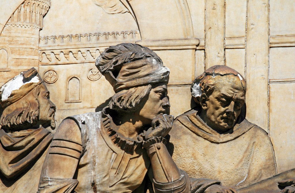 Фрагмент рельефа на пьедестале памятника Леонардо Да Винчи на Пьяцца делла Скала / Shutterstock.com