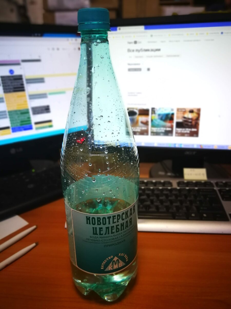 Сегодня был очень тяжёлый день. Завтрака не было, но было очень много работы. До обеда пил воду из кулера из любимой бутылки. За день было выпито 1,5 литра + 1 литр.