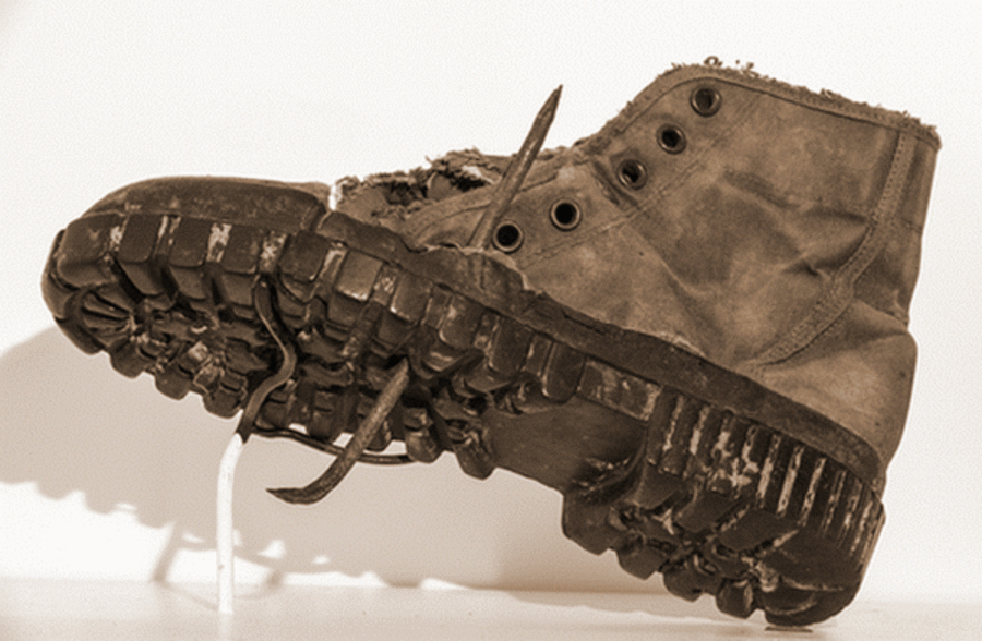 Собственно, наглядная иллюстрация. Вы бы не хотели, чтобы с вашим ботинком случилось такое, верно? 