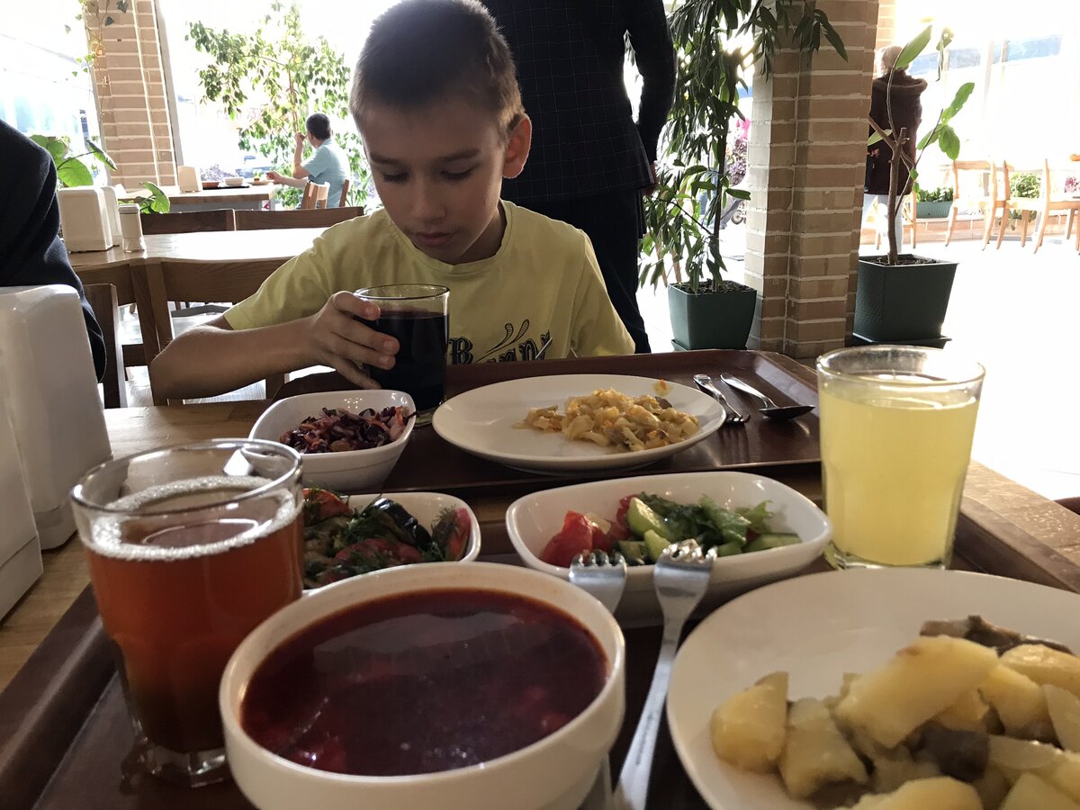 юра обедает в столовой на обед. столовая еда. столовая еда. блюда советских столовых. юра обедает в столовой на обед.