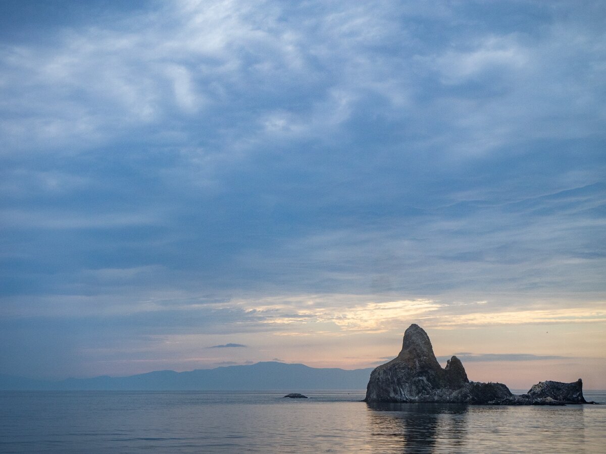 Закат на Кунашире с видом на Хоккайдо