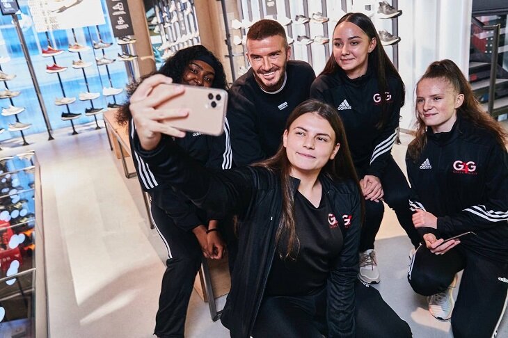 Приятный бонус для посетителей Adidas в Лондоне: с кроссовками им помогал Дэвид Бекхэм!