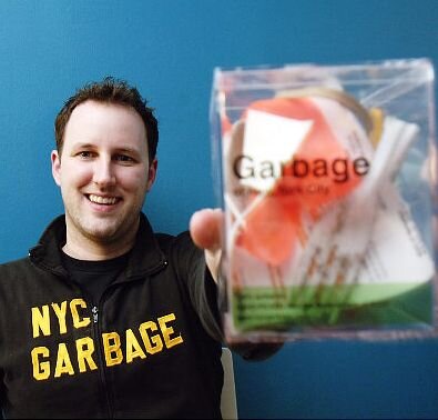 Джастин Жиньяк и его "мусорный" куб. Фото с сайта http://popsop.ru/