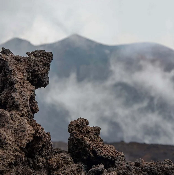 https://cdn.pixabay.com/photo/2018/10/15/17/32/etna-3749522_960_720.jpg