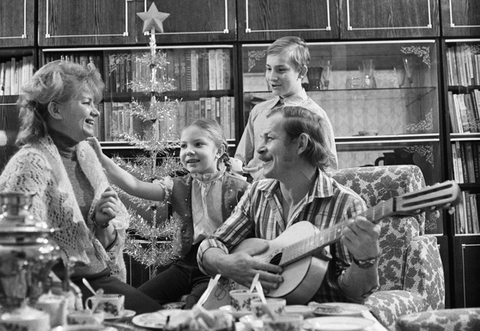 Каждый ребенок в СССР знал, что Новый год важнее, чем День рождения или остальные праздники. Что к Новому году столько дел, и забот... И нужно все успеть и взрослым помочь.-13