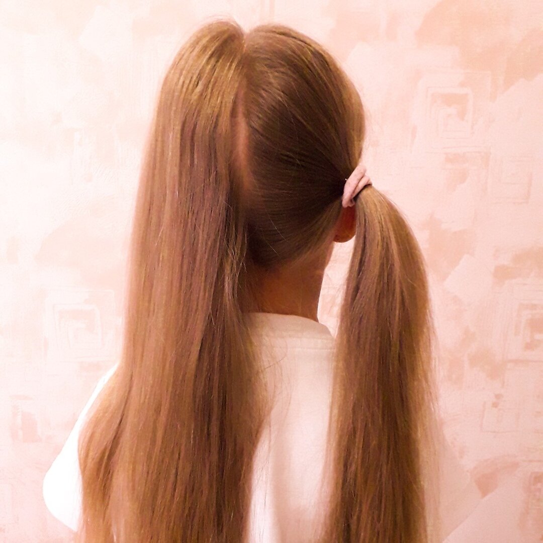 1.	Делим волосы пополам, ровным пробором. 