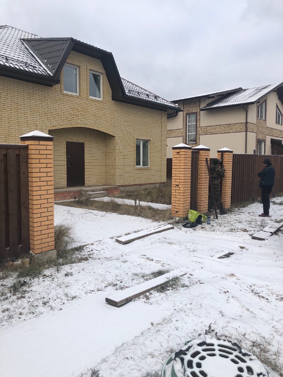 Процесс установки ворот. Забор по периметру уже был при покупке