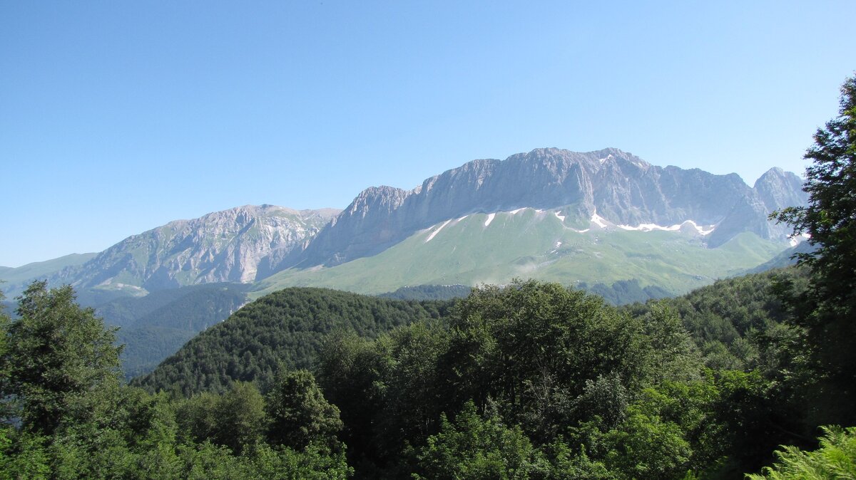 Горы видны где. Гора Фишт из Краснодара. Гора Фишт вид из Краснодара. Вид на Краснодар с горы Фишт. Горы видно с Краснодара.