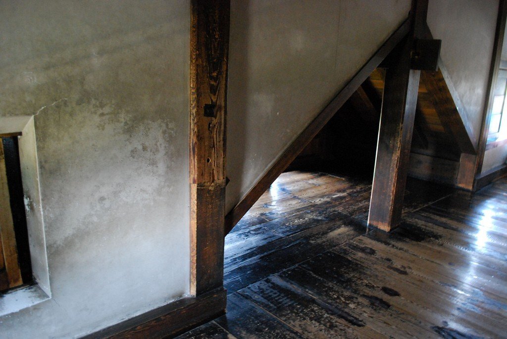 Зачем в японском замке строили низкие комнаты и запутанные лестницы