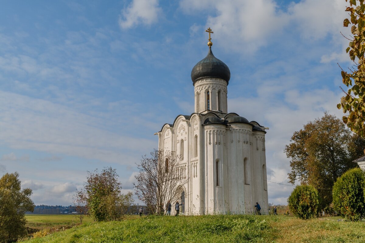 Церковь на нерли какой век. Храм Покрова на Нерли. Церковь Покрова на Нерли (1165 г.). Апсида в храме Покрова на Нерли.